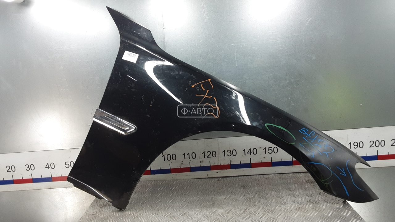 Крыло переднее правое