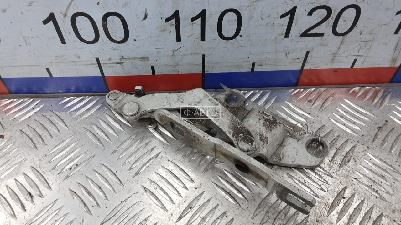 Петля капота