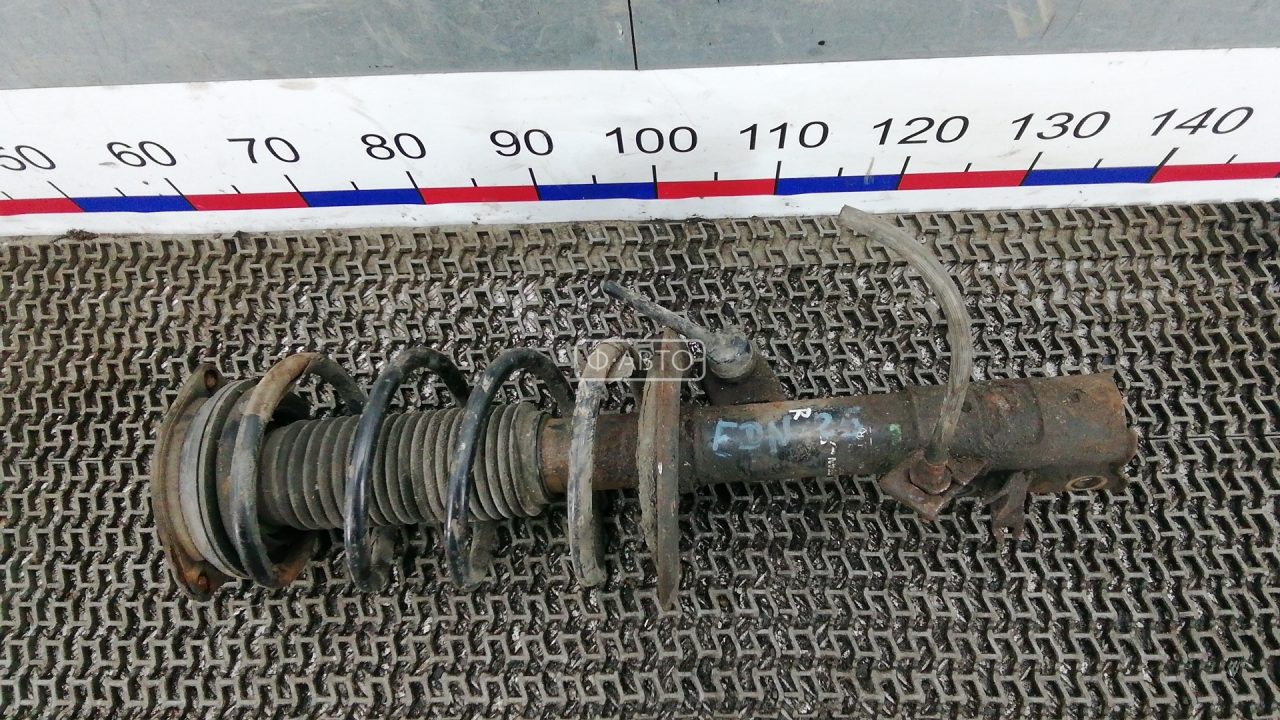 Стойка передняя правая