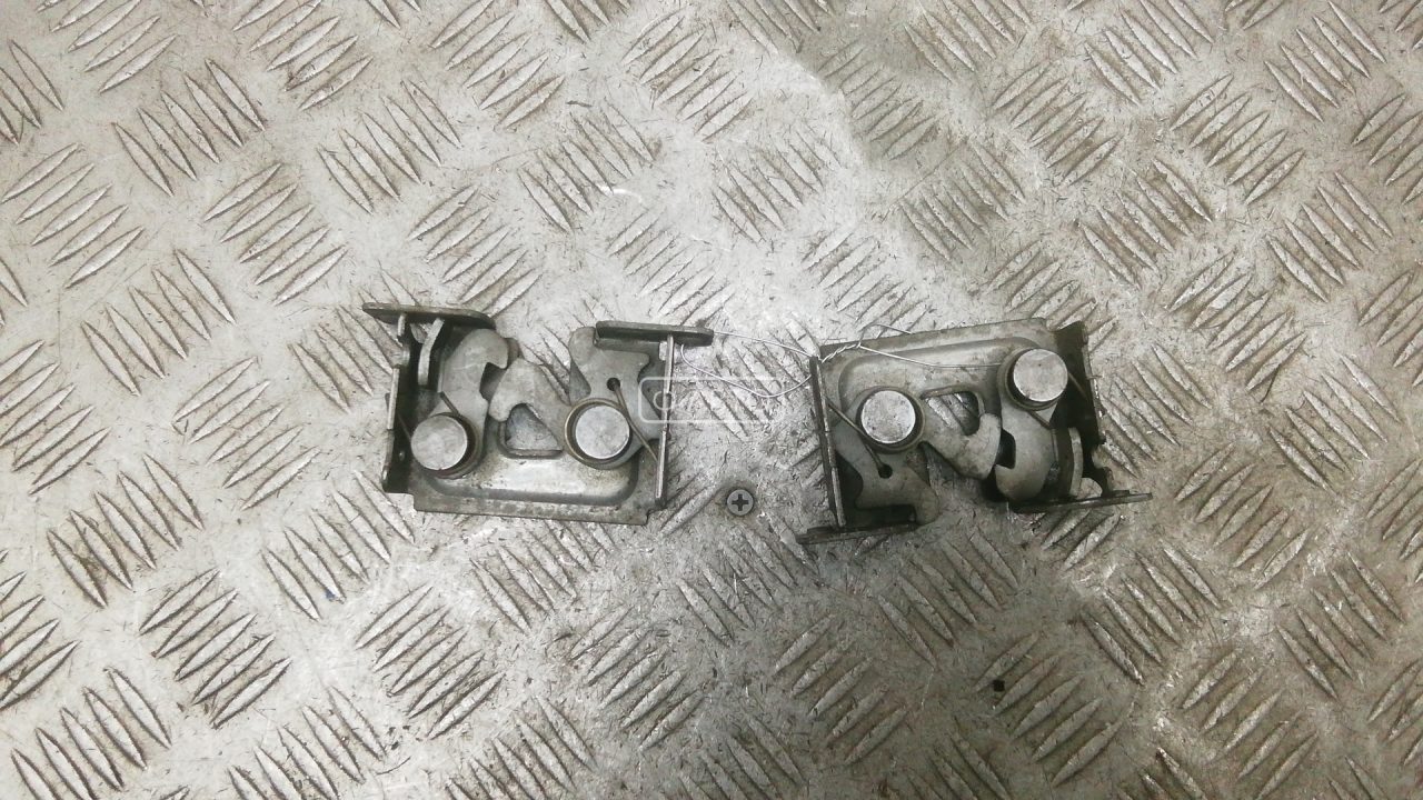 Замок капота