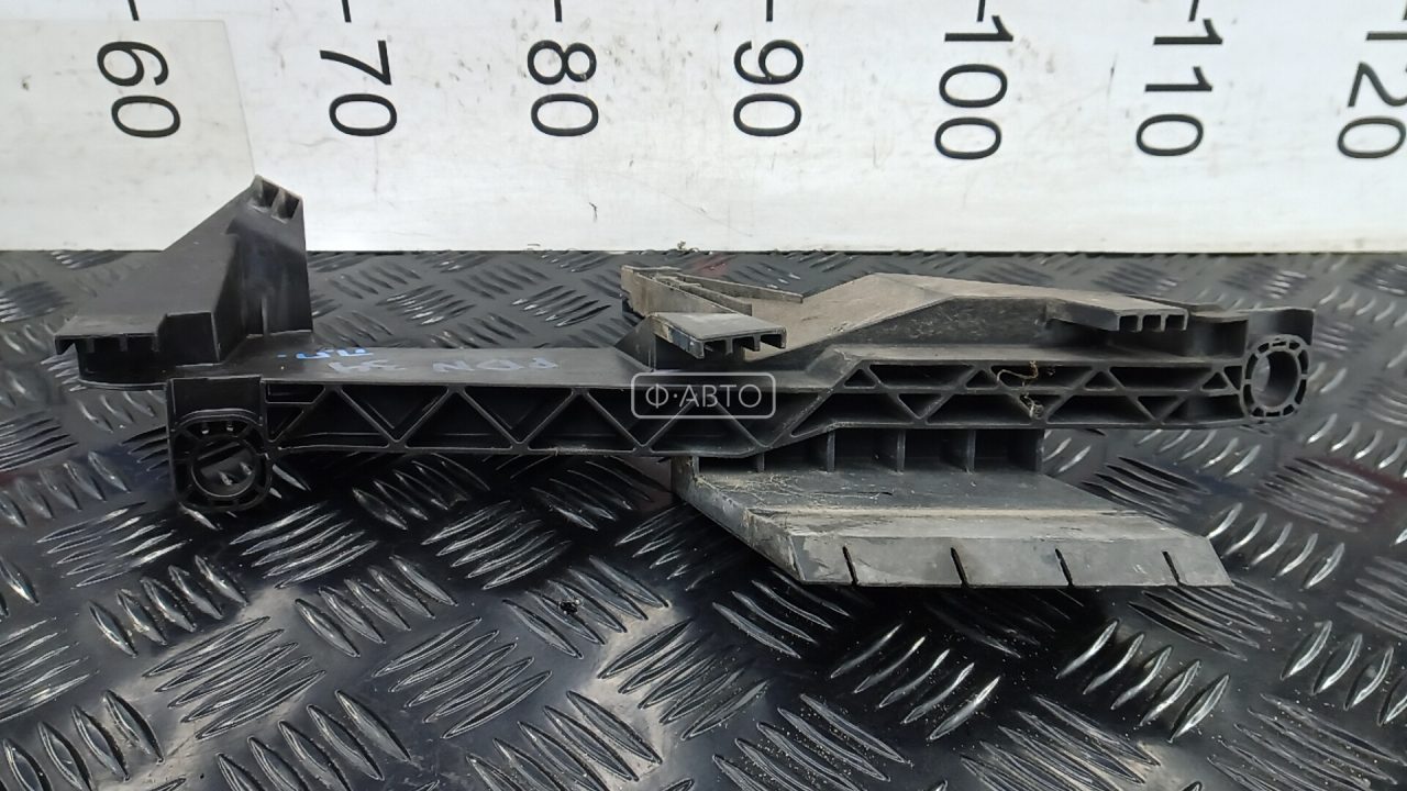 Крепление бампера переднее