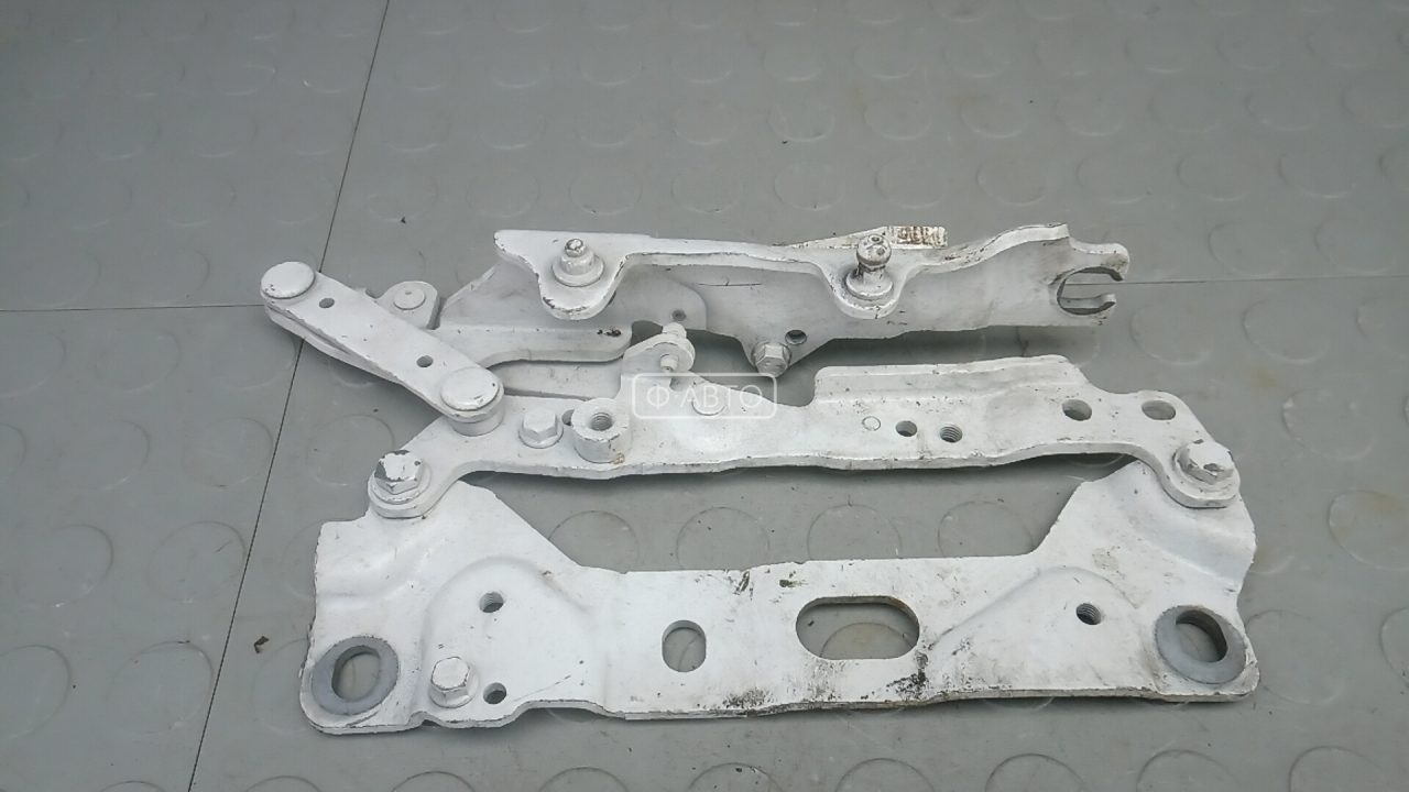 Петля капота