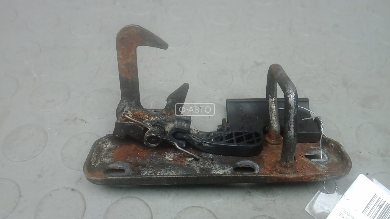 Замок капота