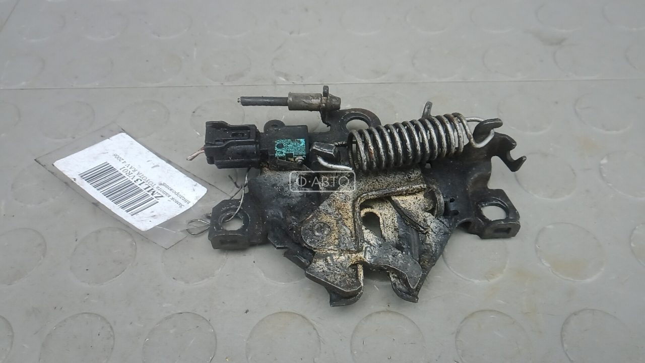 Замок капота