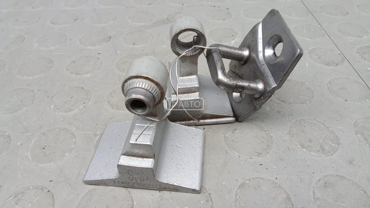 Петля передняя левая