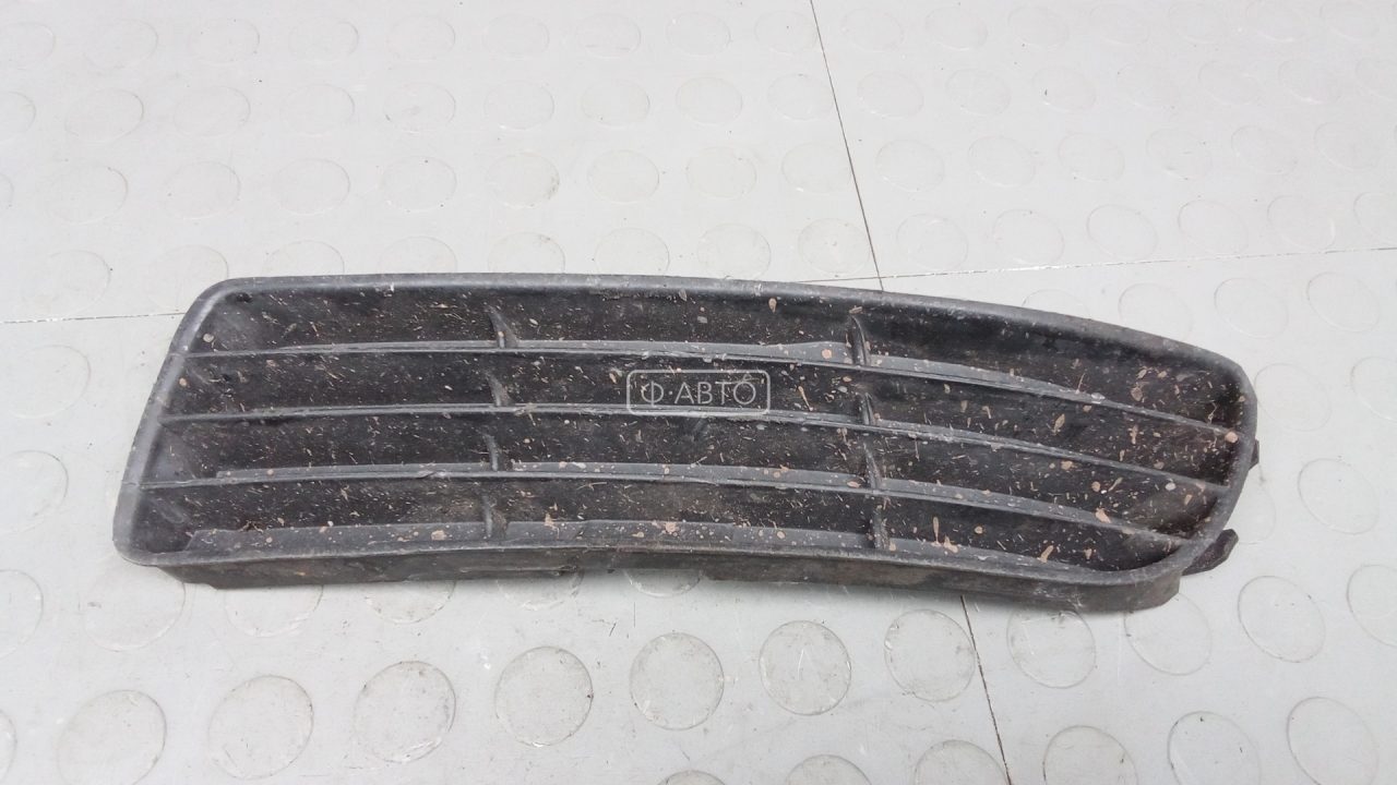 Заглушка бампера передняя (лючок)