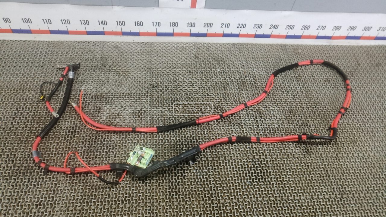 Клемма аккумулятора плюс