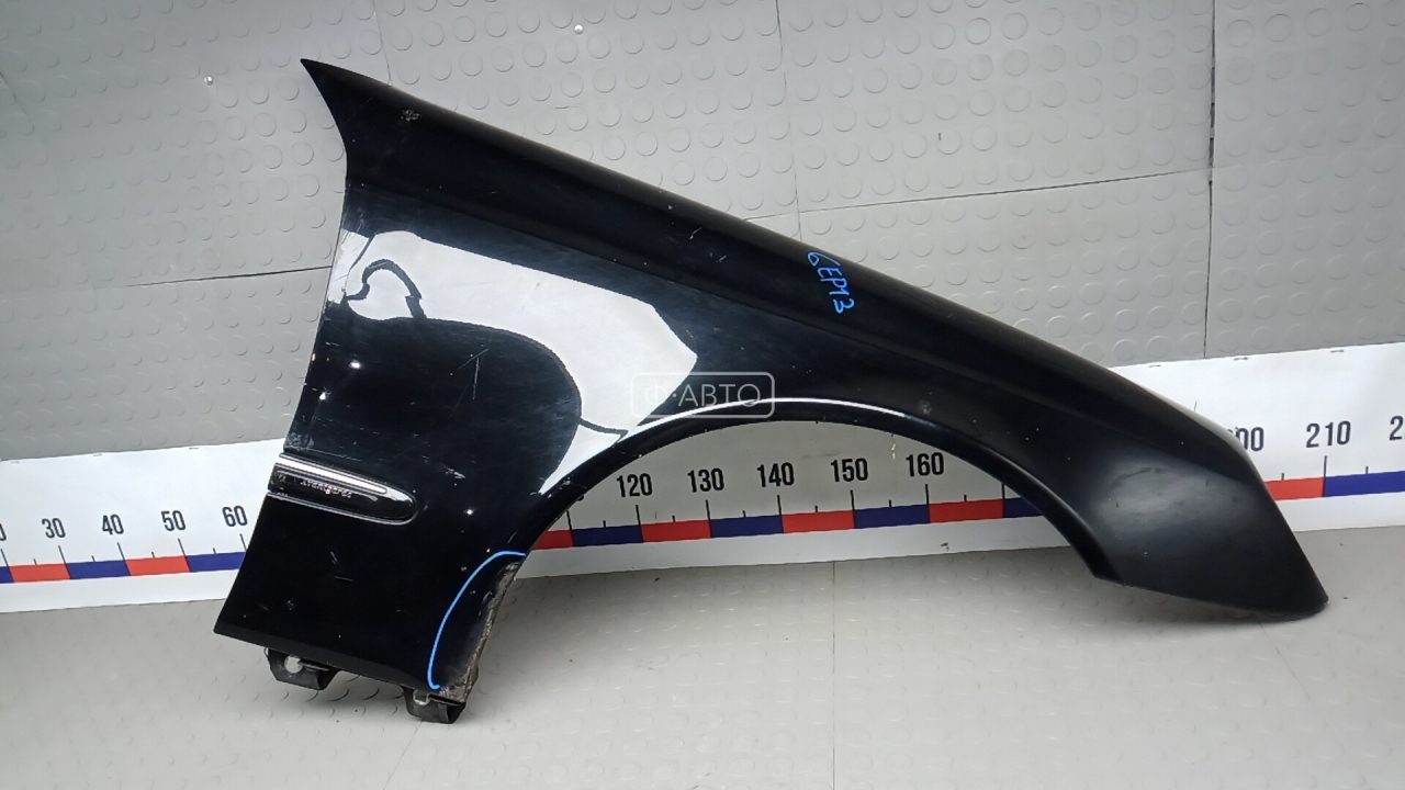 Крыло переднее правое