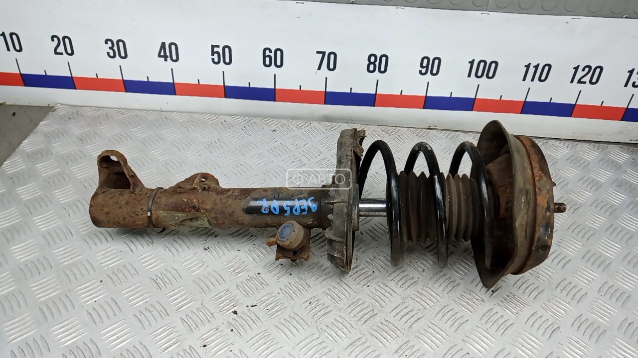 Стойка передняя правая