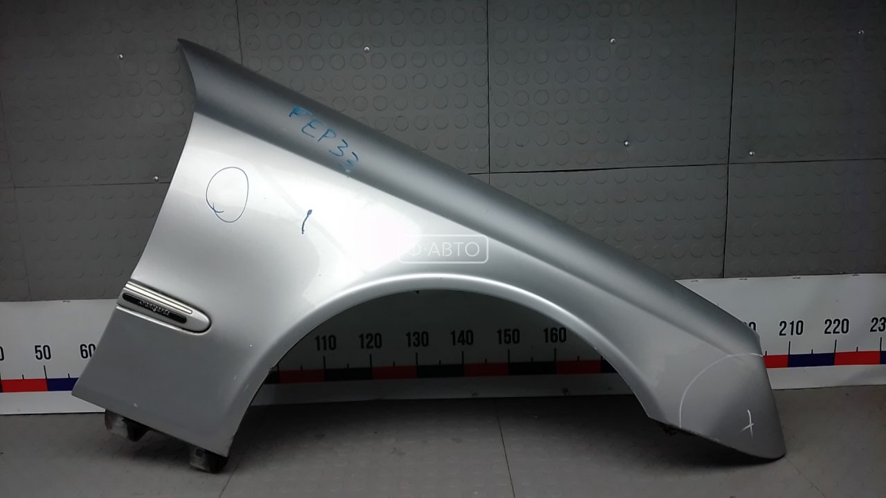 Крыло переднее правое
