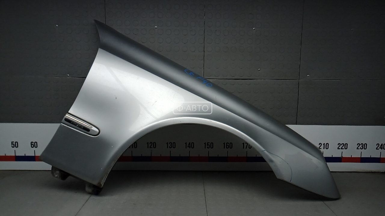 Крыло переднее правое