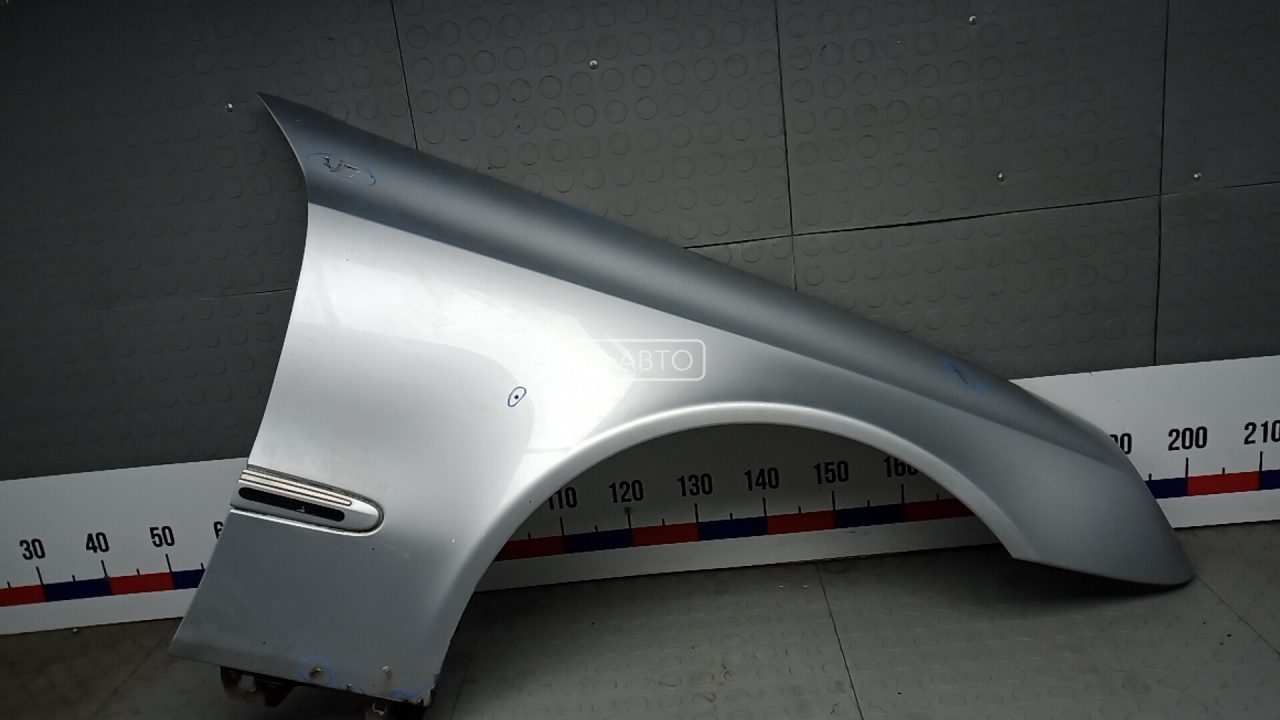 Крыло переднее правое