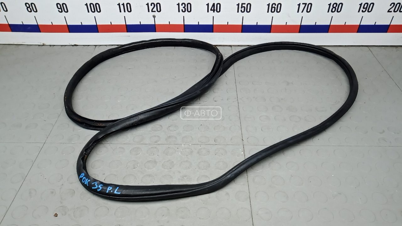 Уплотнитель двери передней левой