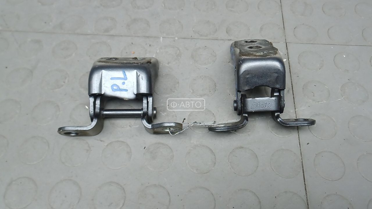 Петля передняя левая