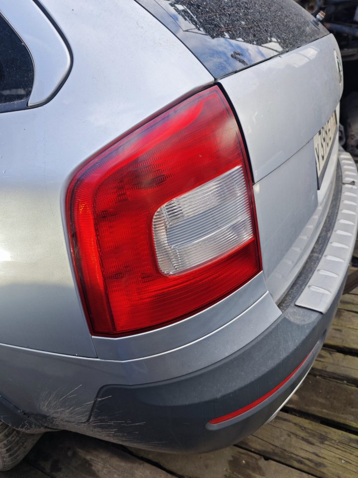 Задний левый фонарь