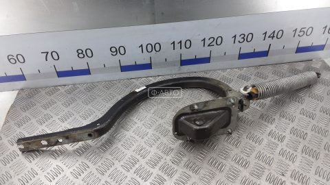 Петля крышки багажника