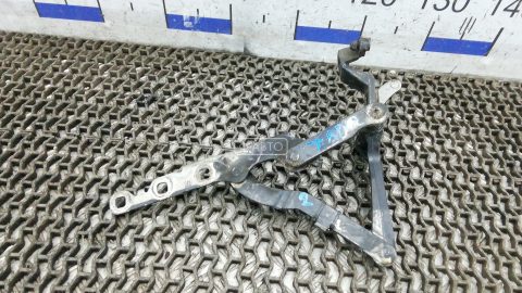 Петля капота