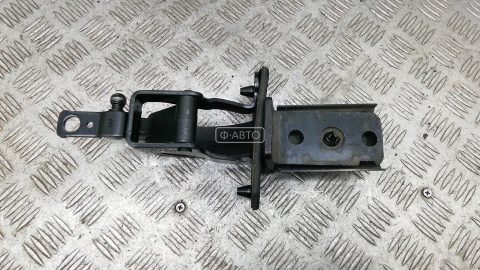 Петля крышки багажника