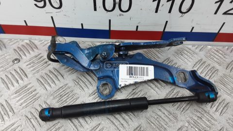 Петля капота