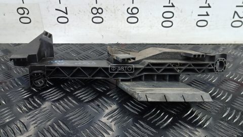 Крепление бампера переднее