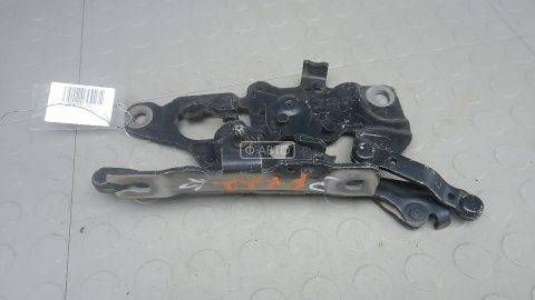 Петля капота