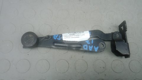 Петля крышки багажника