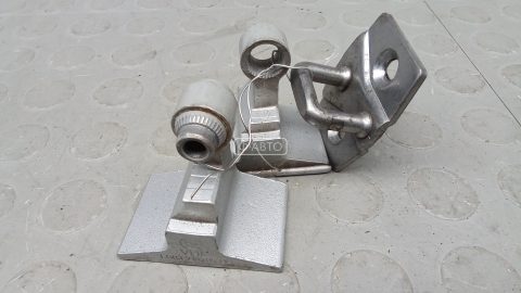 Петля передняя левая