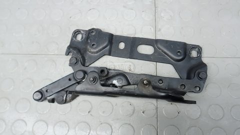 Петля капота