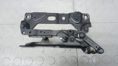 Петля капота