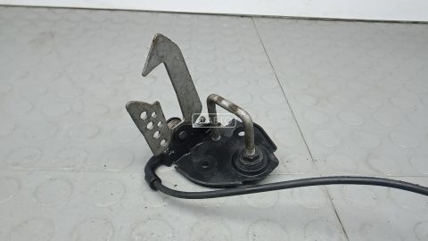 Замок капота