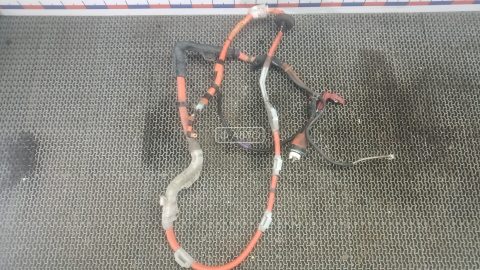 Клемма аккумулятора плюс