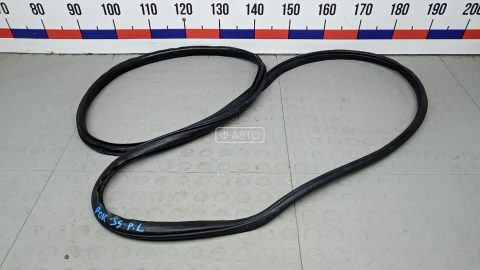 Уплотнитель двери передней левой