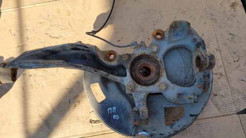 Кулак поворотный передний правый