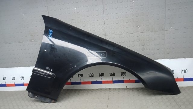 Крыло переднее правое